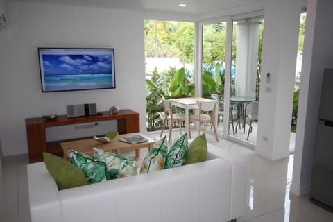 Garden, Living room, Dining area