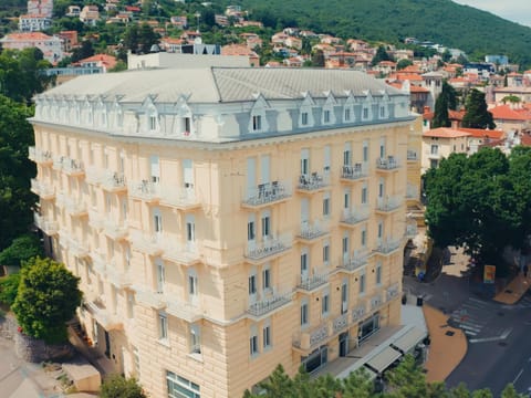 Property building, Day, Bird's eye view, City view, Landmark view, Mountain view, Street view