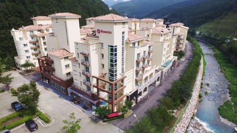 Property building, Nearby landmark, Day, People, Area and facilities, group of guests, Family