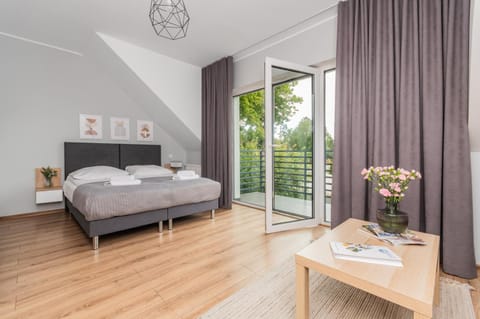 Bed, Balcony/Terrace, Photo of the whole room, Bedroom, towels