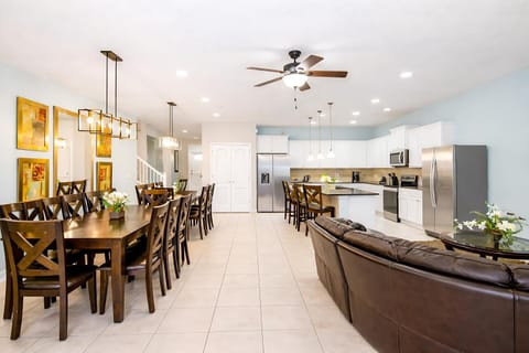 Restaurant/places to eat, Kitchen or kitchenette, Living room, Dining area