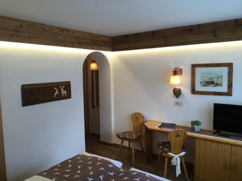 Bed, TV and multimedia, Photo of the whole room, Bedroom, hair dresser