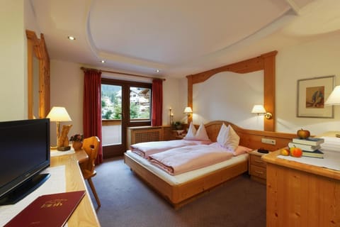 Bed, TV and multimedia, Photo of the whole room, Seating area, Bedroom, hair dresser
