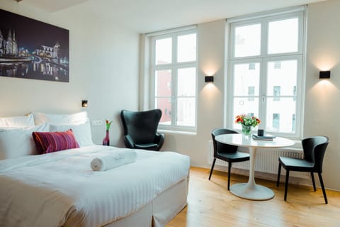 Bed, Living room, Photo of the whole room, Seating area, Dining area, Bedroom