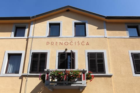 Facade/entrance