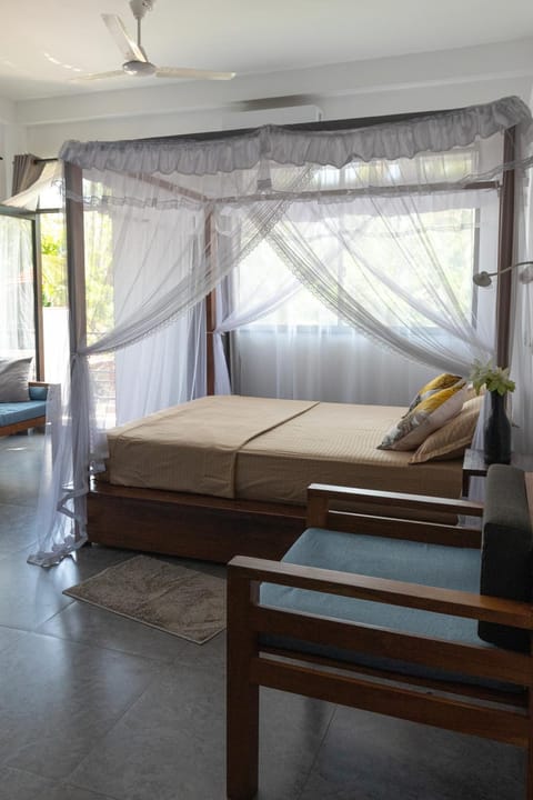 Bed, Photo of the whole room, Seating area