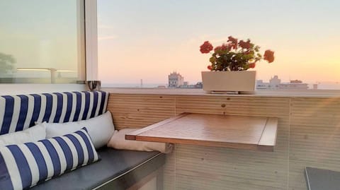 View (from property/room), Balcony/Terrace, City view, Sea view