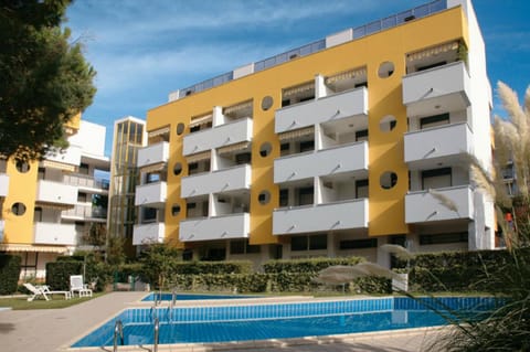 Facade/entrance, Swimming pool