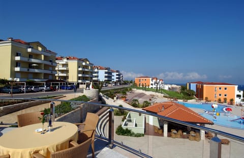 Restaurant/places to eat, Swimming pool