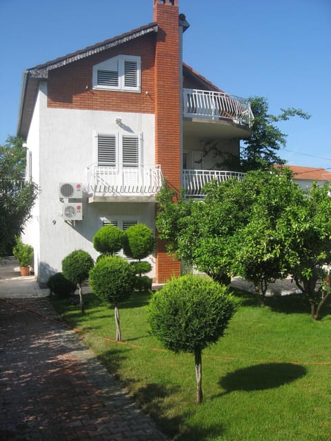 Facade/entrance, Garden