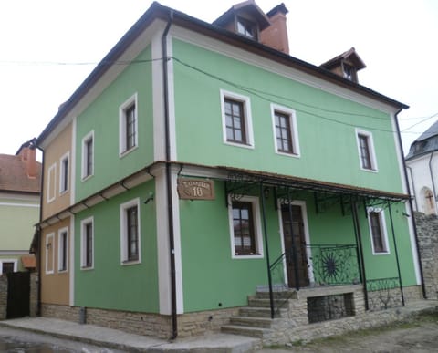 Facade/entrance