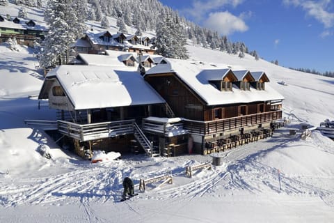 Property building, Facade/entrance, Day, Natural landscape, Winter, On site