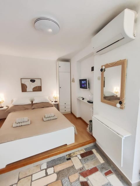 Bed, TV and multimedia, air conditioner