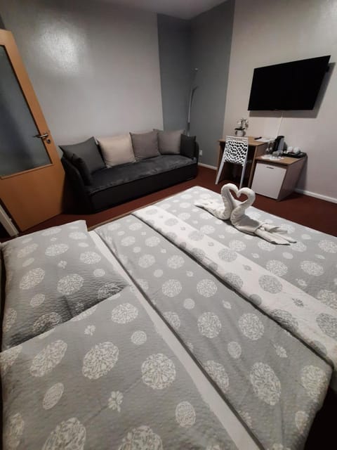 Bed, TV and multimedia, Living room, Photo of the whole room, Seating area, Bedroom