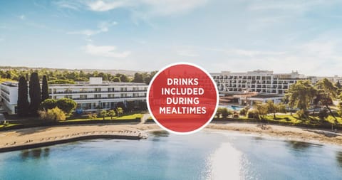 Property building, Spring, Day, Natural landscape, Winter, Summer, Beach, Autumn, On site, Area and facilities, Swimming pool, Seasons, Time of day, Location