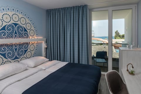 Bed, View (from property/room), Balcony/Terrace, Photo of the whole room, Decorative detail, Seating area, Bedroom, Garden view, Landmark view, Pool view, Sea view