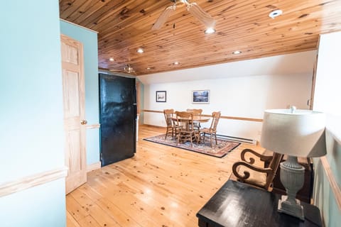 Seating area, Dining area