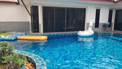 Day, Swimming pool