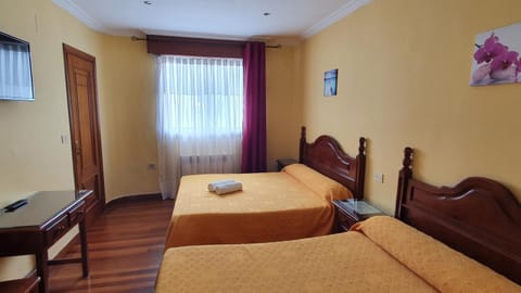 Bed, Day, Photo of the whole room, Bedroom, Autumn