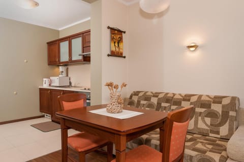 Kitchen or kitchenette, Seating area, Dining area