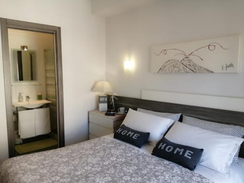 Shower, Bed, Bathroom, TV and multimedia, Coffee/tea facilities, Decorative detail, Bedroom, On site, internet, safe, air conditioner