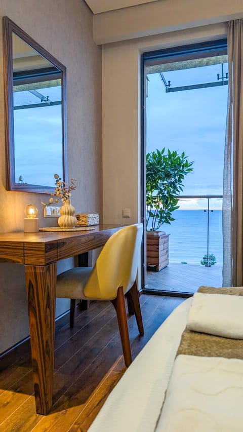 Bed, Natural landscape, TV and multimedia, View (from property/room), Balcony/Terrace, Living room, Seating area, Bedroom, Sea view