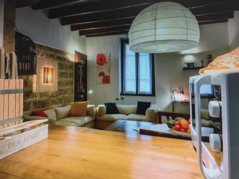 TV and multimedia, Coffee/tea facilities, Decorative detail, Seating area, Dining area