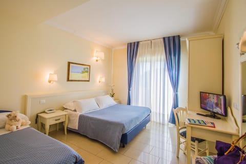 Shower, Bed, Bathroom, Balcony/Terrace, Photo of the whole room, Bedroom, Pets, Sea view, bunk bed, Family