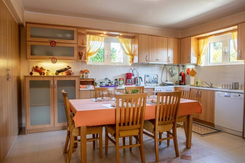 Kitchen or kitchenette, Dining area, dishwasher, oven, stove