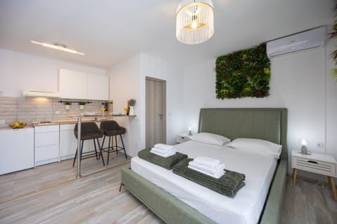 Bed, Kitchen or kitchenette, Dining area, Bedroom, towels