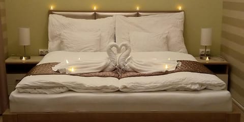 Bed, Photo of the whole room, Decorative detail, Bedroom