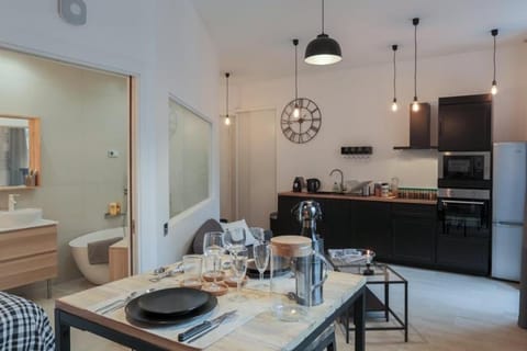 Kitchen or kitchenette, Dining area, stove
