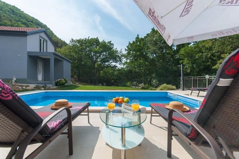 Shower, Property building, Garden, Swimming pool