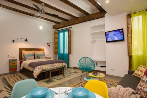 Bed, People, Living room, Other, Decorative detail, Dining area, Bedroom, Guests, children, young children, older children, group of guests, cot, Family