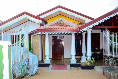 Property building, Communal lounge/ TV room, Facade/entrance, Activities, Bird's eye view, Garden, Beach