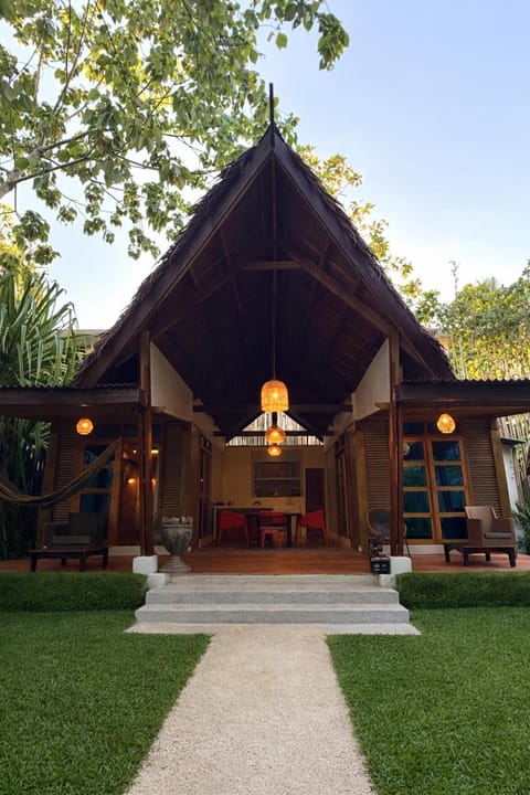 Property building, Restaurant/places to eat, Living room, Beach, Diving, Garden view, air conditioner