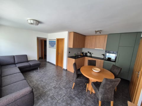 Kitchen or kitchenette, Living room, Seating area, Dining area, oven, pet friendly, stove