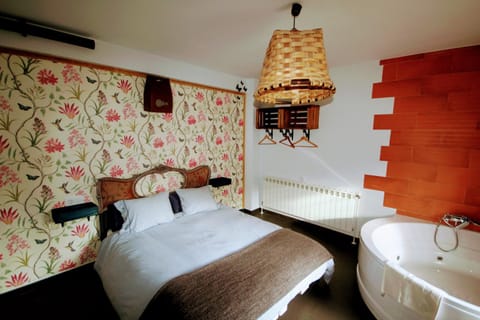 Bed, Hot Tub, Bedroom