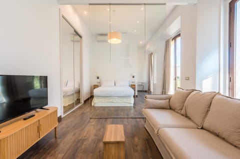Communal lounge/ TV room, Bed, Bedroom