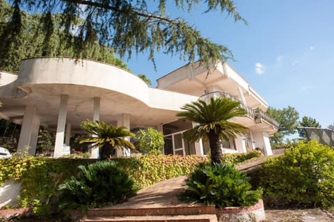 Property building, Patio, Facade/entrance, Garden, On site, Garden view