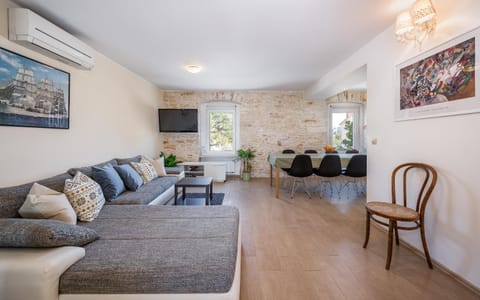 TV and multimedia, Living room, Seating area, air conditioner