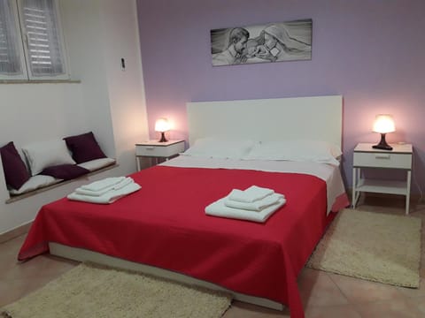 Bed, Bedroom, towels
