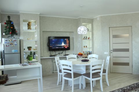 Communal lounge/ TV room, TV and multimedia, Living room, Seating area, Dining area, Communal kitchen