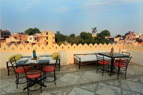 Restaurant/places to eat, City view