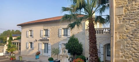 Chambre d'Hôtes Les Orchidées FUTUROSCOPE CHASSENEUIL POITIERS Bed and Breakfast in Centre-Val de Loire