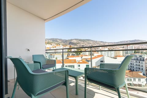 Balcony/Terrace, City view, Mountain view