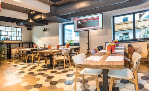 Restaurant/places to eat, Day, Lounge or bar, Continental breakfast, Lunch, Dinner, Alcoholic drinks, Non alcoholic drinks