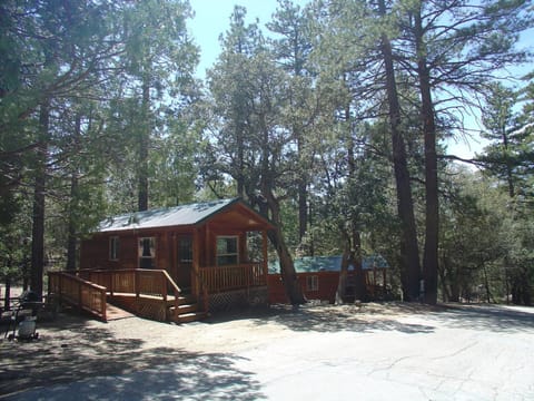 Idyllwild Camping Resort Wheelchair Accessible Cottage Campground/ 
RV Resort in Idyllwild-Pine Cove