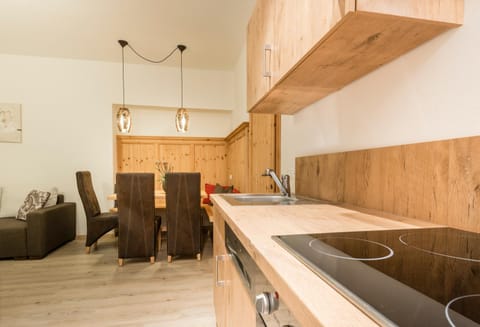 Kitchen or kitchenette, Photo of the whole room, Dining area