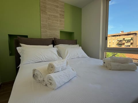 Bed, towels